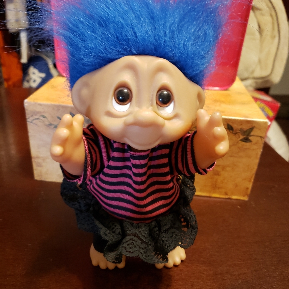 This troll doll can move  So to for Easter - Picture 11 of 12